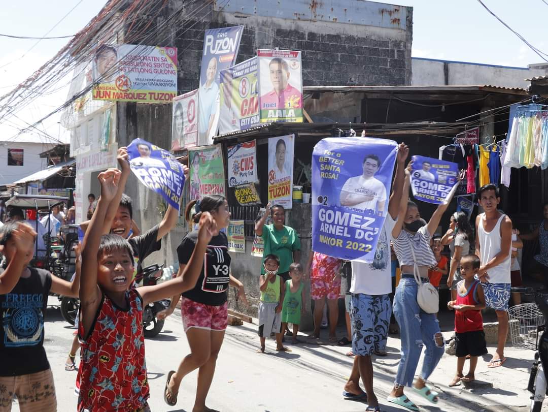 VMArnelDCGomez's tweet photo. #MAGkaisa para sa #BagongSantaRosa! 🤜🤛

Maraming Salamat po Barangay Sinalhan, Aplaya at Caingin!

Salamat sa Diyos sa ligtas nating pag-iikot sa unang araw ng Local Campaign 2022. 

#iLoveSantaRosa
#ArnelDCGomez #BatangSantaRosa
#MAGkaisa #BetterSantaRosa https://t.co/g5MbcTXSOR