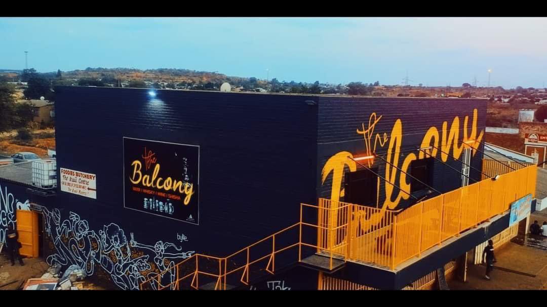 If you’re in Bulawayo and want to vibe to some smooth deep house music, join us at The Balcony every Fri-Sun and we’ll be sure to keep you vibing ❤️🌍. Kindly like and Rt