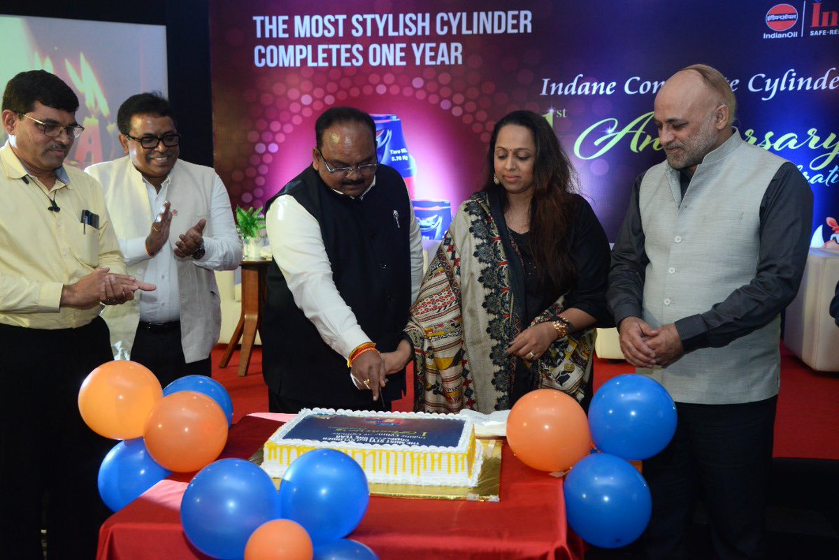 DirMktg_iocl's tweet photo. A milestone day for @IndianOilcl as we celebrate 5th anniversary of #Durapave, our bitumen brand &amp; 1st anniversary of #Indane composite cylinder; had the pleasure of presenting the cylinder to well known singer @vaishaliisamant &amp; interacting with #LPG &amp; industrial stakeholders https://t.co/F4XQ8DbiBr