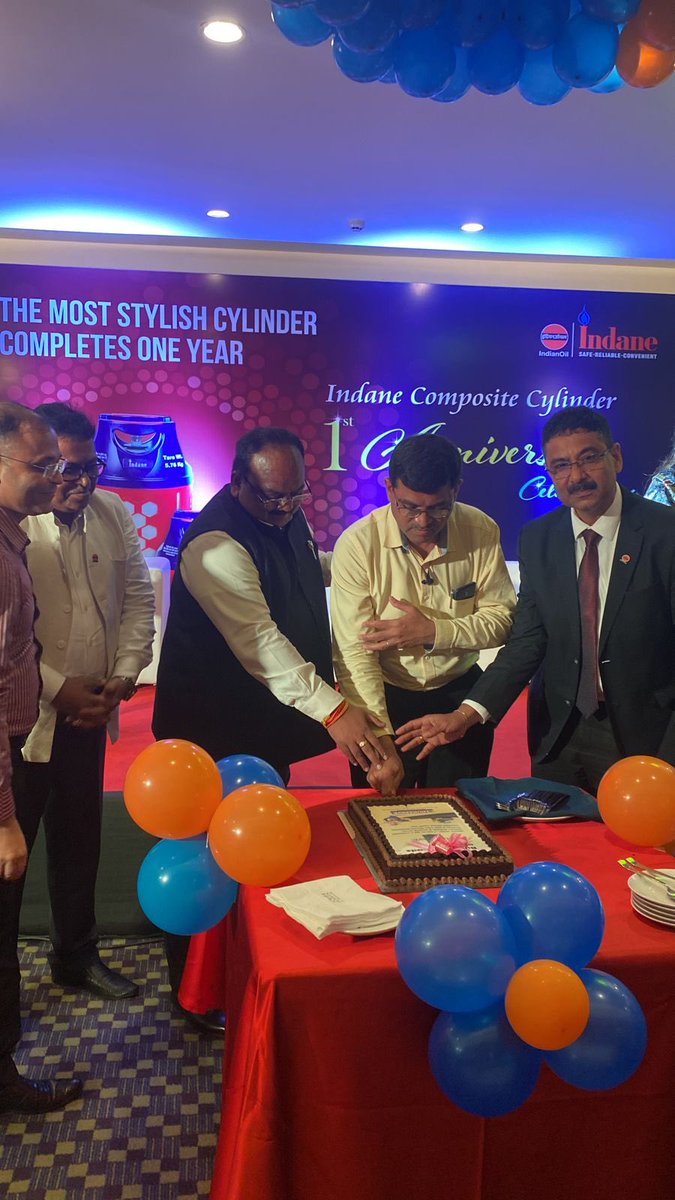 DirMktg_iocl's tweet photo. A milestone day for @IndianOilcl as we celebrate 5th anniversary of #Durapave, our bitumen brand &amp; 1st anniversary of #Indane composite cylinder; had the pleasure of presenting the cylinder to well known singer @vaishaliisamant &amp; interacting with #LPG &amp; industrial stakeholders https://t.co/F4XQ8DbiBr