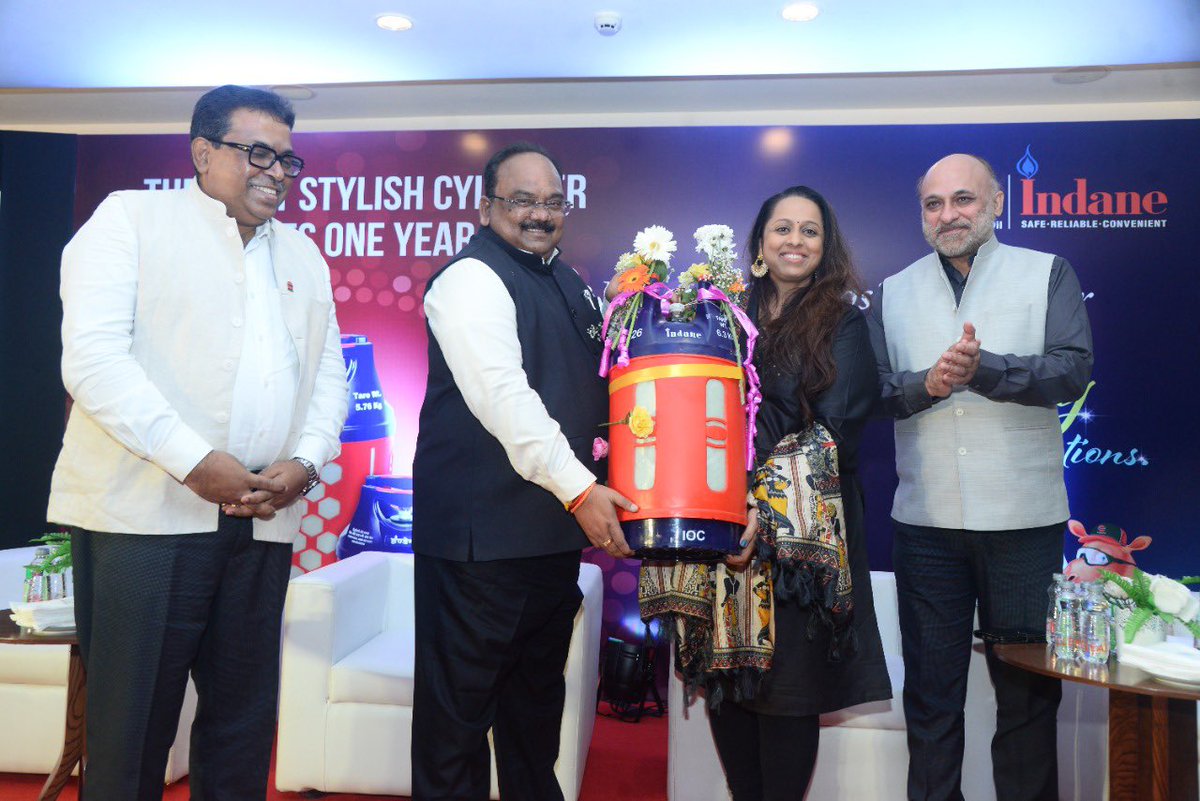 DirMktg_iocl's tweet photo. A milestone day for @IndianOilcl as we celebrate 5th anniversary of #Durapave, our bitumen brand &amp; 1st anniversary of #Indane composite cylinder; had the pleasure of presenting the cylinder to well known singer @vaishaliisamant &amp; interacting with #LPG &amp; industrial stakeholders https://t.co/F4XQ8DbiBr