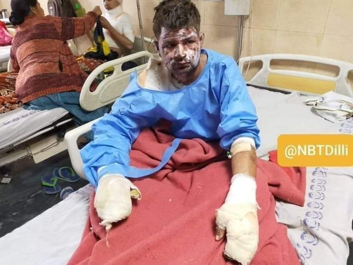 wasims_204's tweet image. मुस्लिम परिवार को बचाने के लिए आग में कूद गए #प्रेमकांत, आपकी #इंसानियत को याद रखा जाएगा, आप जेसे लोग देश का गौरव है