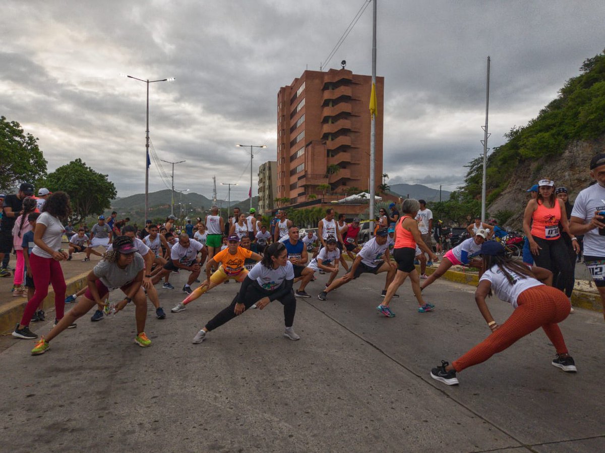 Reina la alegría en la fiesta deportiva, I Carrera Caminata Ciudad de Carúpano,que se escenifica en la av Rómulo Gallegos iniciándose el evento con una etapa de estiramiento
5#VenezuelaDeLaAlegria <a href="/NicolasMaduro/">Nicolás Maduro</a>
@GPintoVzla <a href="/AlcaldeJulioRod/">AlcaldeJulioRodríguez</a> #Carúpano10K