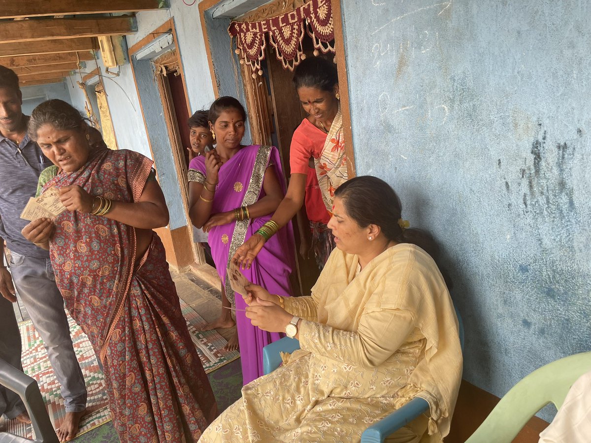 This is what MY CONGRESS PARTY is all about..
Ladies waiting to get enrolled & be proud members of the country’s oldest party in Maskenhatti village of Khanapur 

#Digitalmembershipdrive