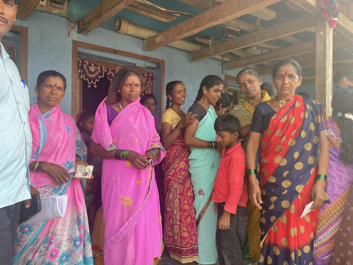 DrAnjaliTai's tweet photo. This is what MY CONGRESS PARTY is all about..
Ladies waiting to get enrolled &amp; be proud members of the country’s oldest party in Maskenhatti village of Khanapur 

#Digitalmembershipdrive https://t.co/GQLSk9VA39