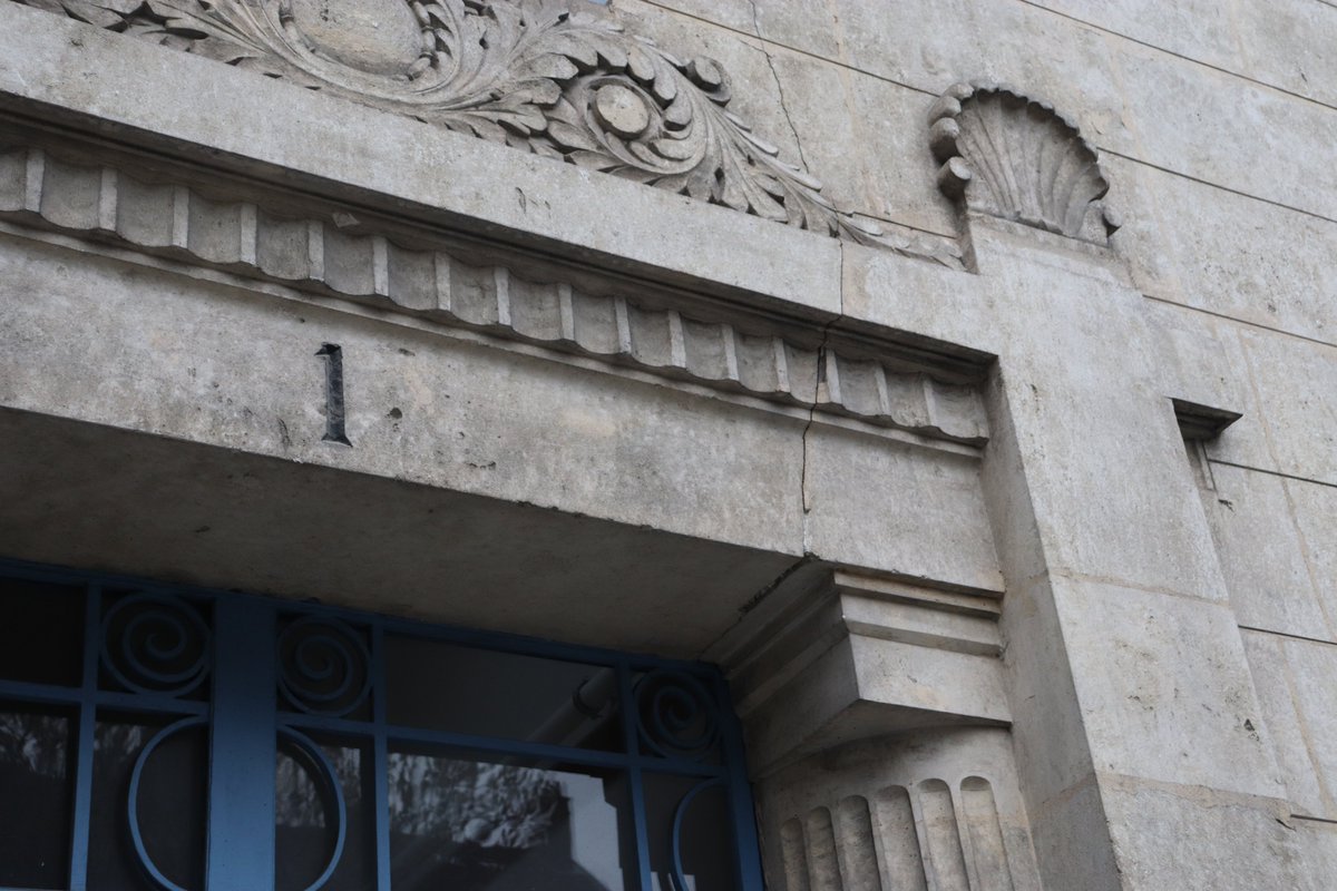 EtGrenoble's tweet photo. #Grenoble #ArtDéco Place d'Apvril. Un décor réalisé en ciment moulé, où l'on trouve un curieux mix d'influences antique et médiévale. https://t.co/VdSBCcy2Ya