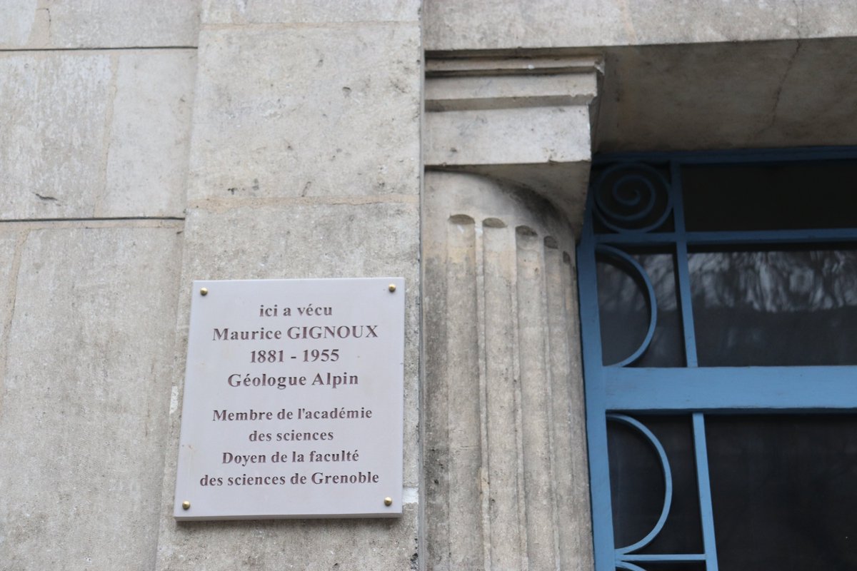 EtGrenoble's tweet photo. #Grenoble #ArtDéco Place d'Apvril. Un décor réalisé en ciment moulé, où l'on trouve un curieux mix d'influences antique et médiévale. https://t.co/VdSBCcy2Ya