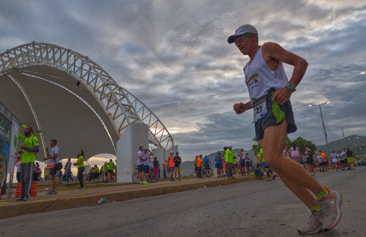 298 competidores participan en la I Carrera Caminata "Ciudad de Carúpano" que se celebra en la av Rómulo Gallegos, evento deportivo organizado por la Alcaldía de Carúpano Liderada por Julio Rodríguez y el grupo Cerbatana, entre otros entes.
#VenenezuelaDeLaAlegria #Carúpano10K