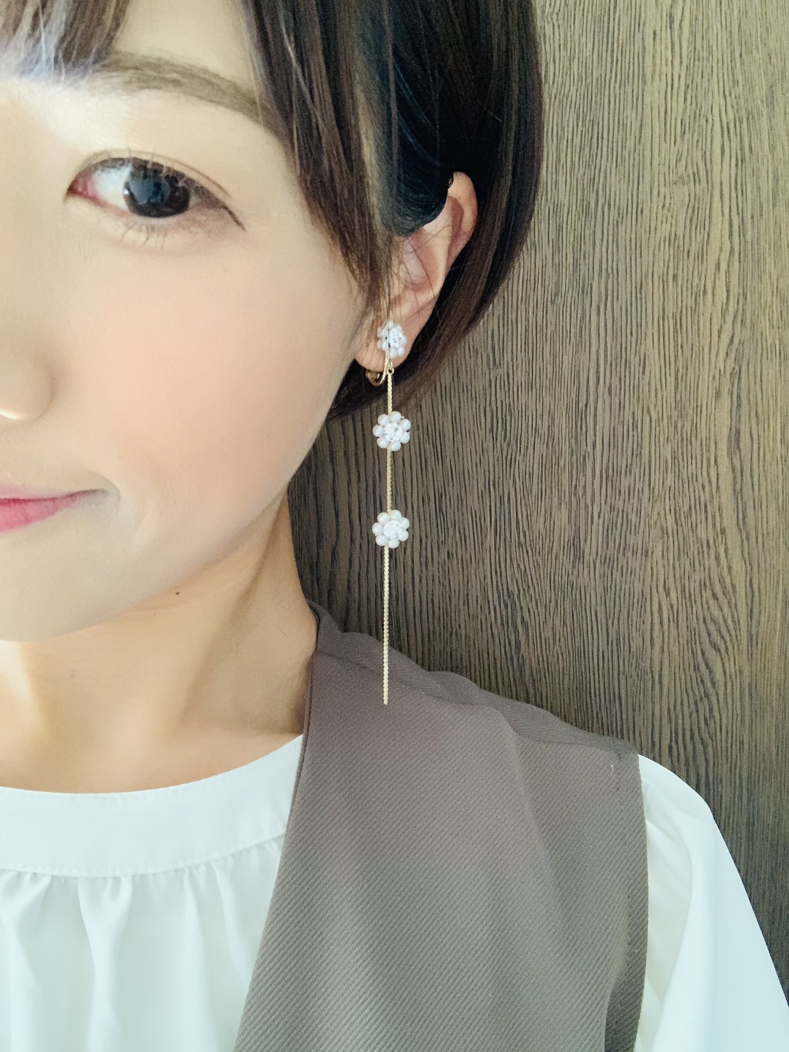 前村里菜 ショートカットにして1年以上が経ちますが 耳が良く見えるのでイヤリングをつけるのが楽しくなり 可愛いものを見つけるとついつい買ってしまう 最近のお気に入りは パールのお花が三連になったイヤリング ちなみに 先日食パン専門店