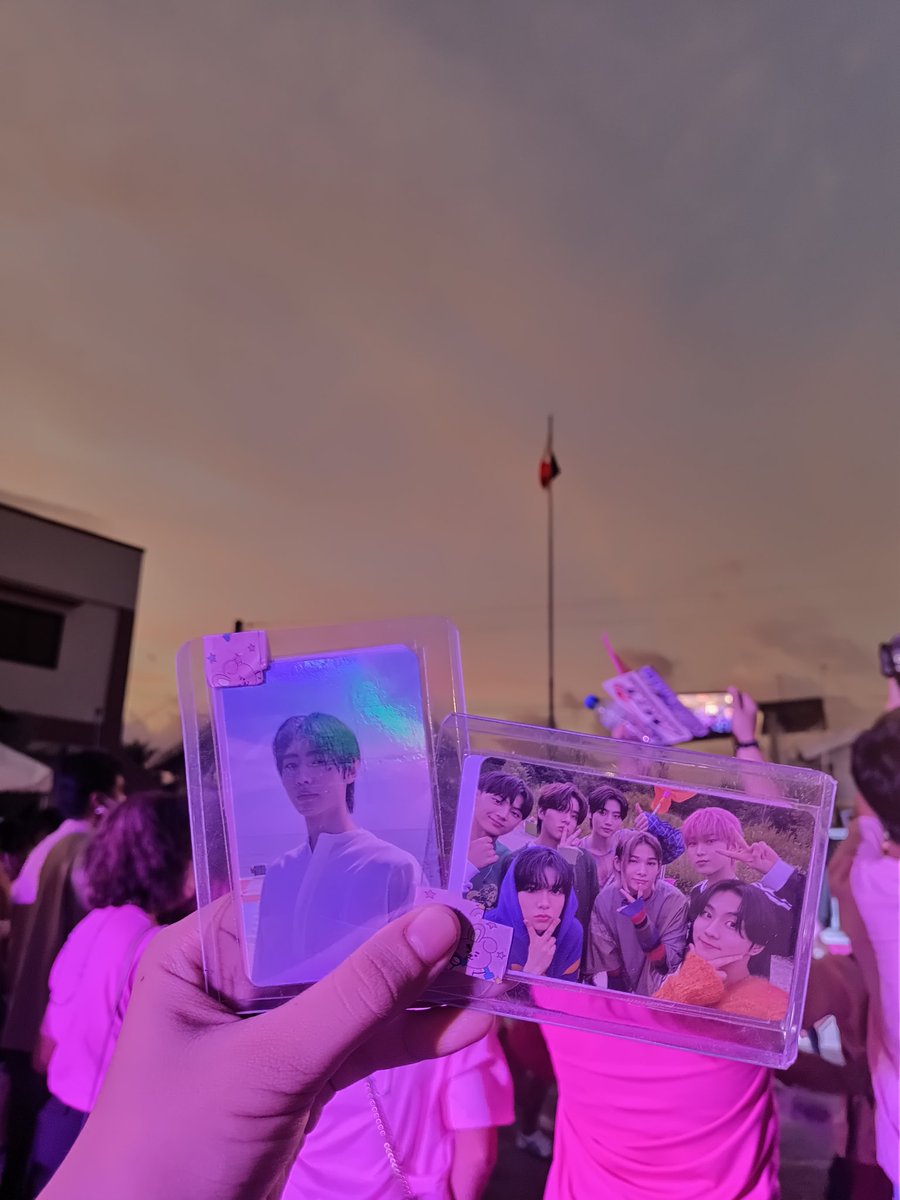 robilynaursua's tweet photo. K-pop idols with Leni &amp; Kiko sunbaenim 🎀🥰 
#samalforleni 
#BataanForLeni
#LetLeniLead 
#AngatBuhayLahat 
#kpopforleni https://t.co/tymZs7TTaK
