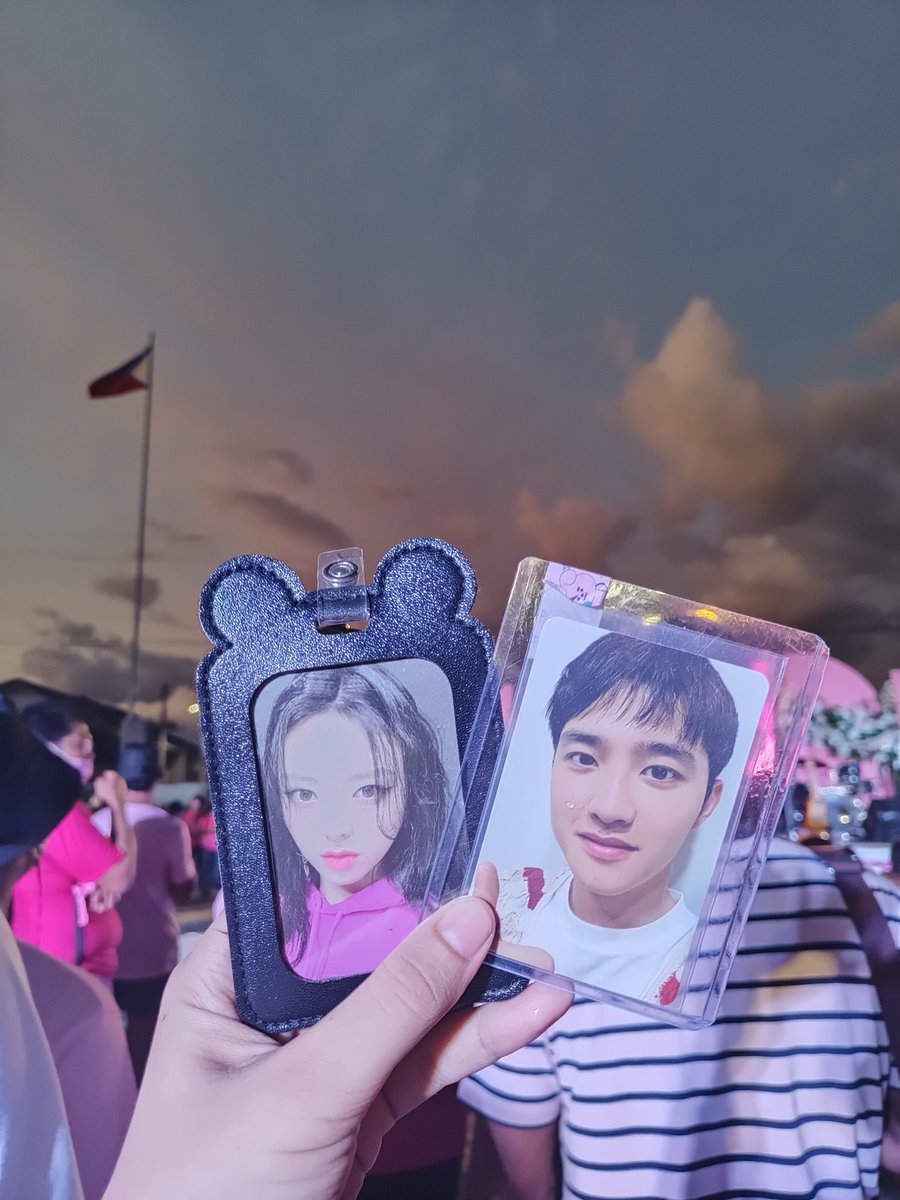 robilynaursua's tweet photo. K-pop idols with Leni &amp; Kiko sunbaenim 🎀🥰 
#samalforleni 
#BataanForLeni
#LetLeniLead 
#AngatBuhayLahat 
#kpopforleni https://t.co/tymZs7TTaK