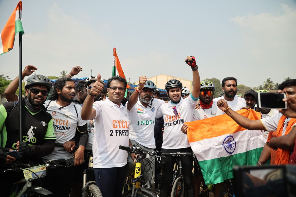 Tejasvi_Surya's tweet photo. Cyclists from Kolar led by their energetic MP Shri @bjp_muniswamy joined the #Cycle2Freedom ride at Narsapura in large numbers.
Grateful to them for adding strength & joining the #FitIndia movement.
#AzadiKaAmritMahotsav @BJYM https://t.co/FuXnn8obpe