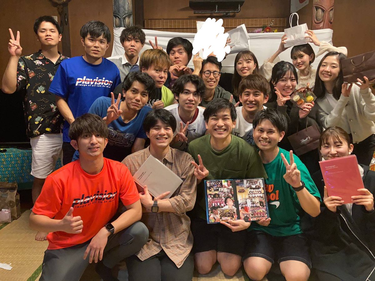 RyukyumedHAND's tweet photo. 今年度で卒業される先輩方に感謝を伝えるべく留送会を開催しました！
先輩方から記念品として新しいボールと電子ホイッスルをいただきました!ありがとうございます！ https://t.co/Tt3DZ5oirI