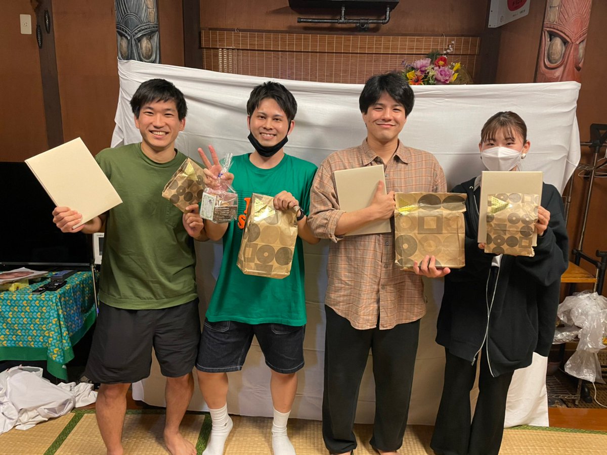 RyukyumedHAND's tweet photo. 今年度で卒業される先輩方に感謝を伝えるべく留送会を開催しました！
先輩方から記念品として新しいボールと電子ホイッスルをいただきました!ありがとうございます！ https://t.co/Tt3DZ5oirI