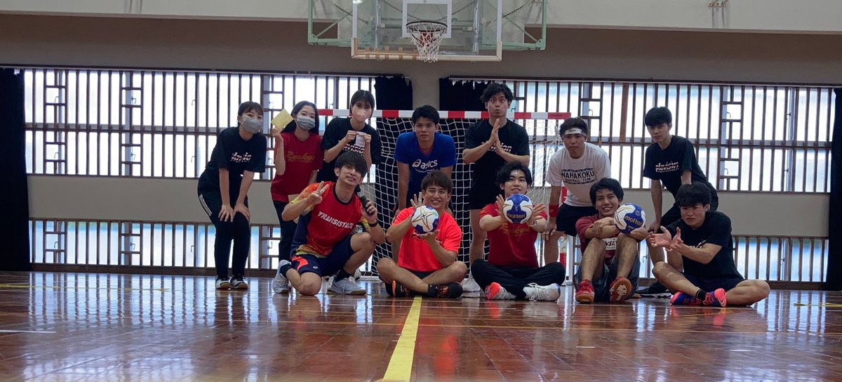 RyukyumedHAND's tweet photo. 今年度で卒業される先輩方に感謝を伝えるべく留送会を開催しました！
先輩方から記念品として新しいボールと電子ホイッスルをいただきました!ありがとうございます！ https://t.co/Tt3DZ5oirI