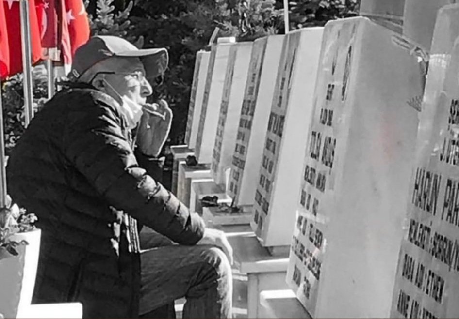 Baban sigara içiyor mu?
 İçmiyor komutanım.
 İçecek! ..