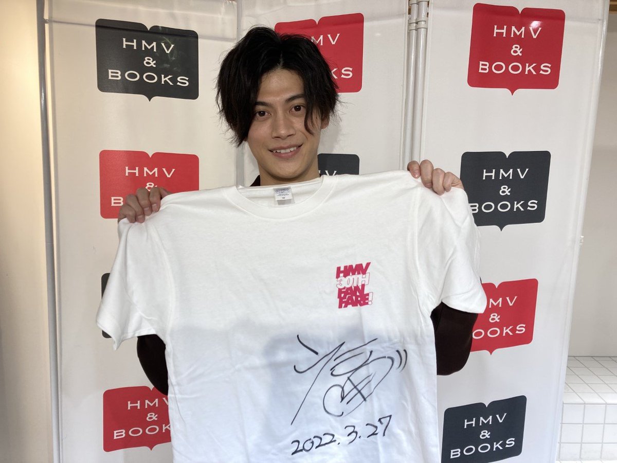 HMV_Shinjuku's tweet photo. 【#フクシノブキ】本日は『2022カレンダー発売記念イベント』にご参加いただきありがとうございました✨終了後にサイン入りTシャツを頂戴いたしました💖
こちらを抽選で1名様にフォロー＆RTでプレゼント😍　
締切は4/3、店舗受取り限定🙇　
当選はDMにて🎶
明日より店頭にはサインも展示‼ https://t.co/VpWa6XJTjZ