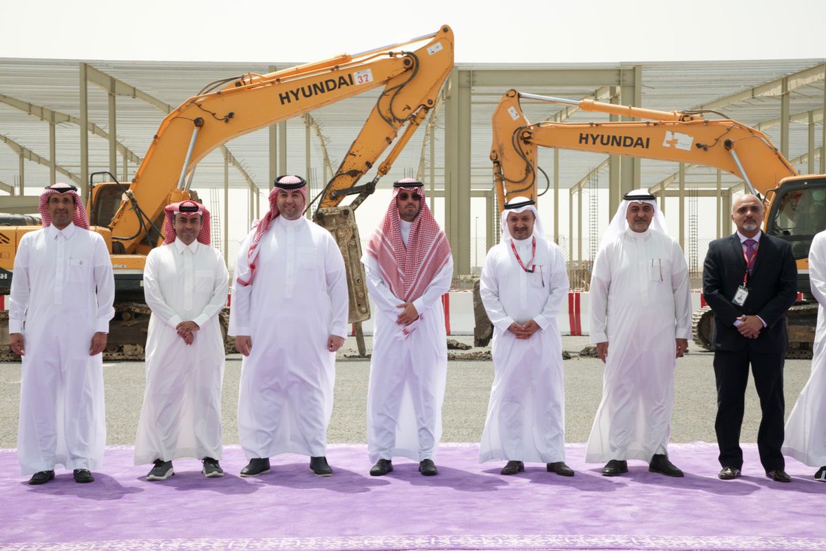 يهدف المشروع إلى تشغيل مناطق جديدة داخل #ميناء_جدة_الإسلامي لتعزيز المردود الاقتصادي من خلال زيادة عمليات التصدير والاستيراد ، إضافة إلى توطين الوظائف وتمكين الكوادر الوطنية وتأهيلهم في جميع المهن بمجال الخدمات اللوجستية