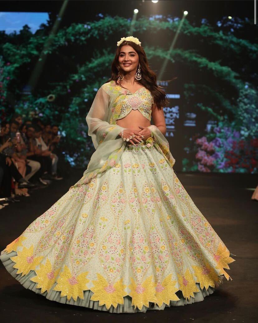 MissMalini's tweet photo. Bringing a floral paradise to life, @hegdepooja was the showstopper for @6degreeplatform presents #KeerthiKadire. Isn’t this outfit so beautiful? 🌸
#PoojaHegde #6Degree #FDCIxLFW #FDCIxLakmeFashionWeek #5DaysOfFashion #Fashion #Style #MMAtFDCIxLFW
@fdciofficial @LakmeFashionWk https://t.co/aRifD17EiE
