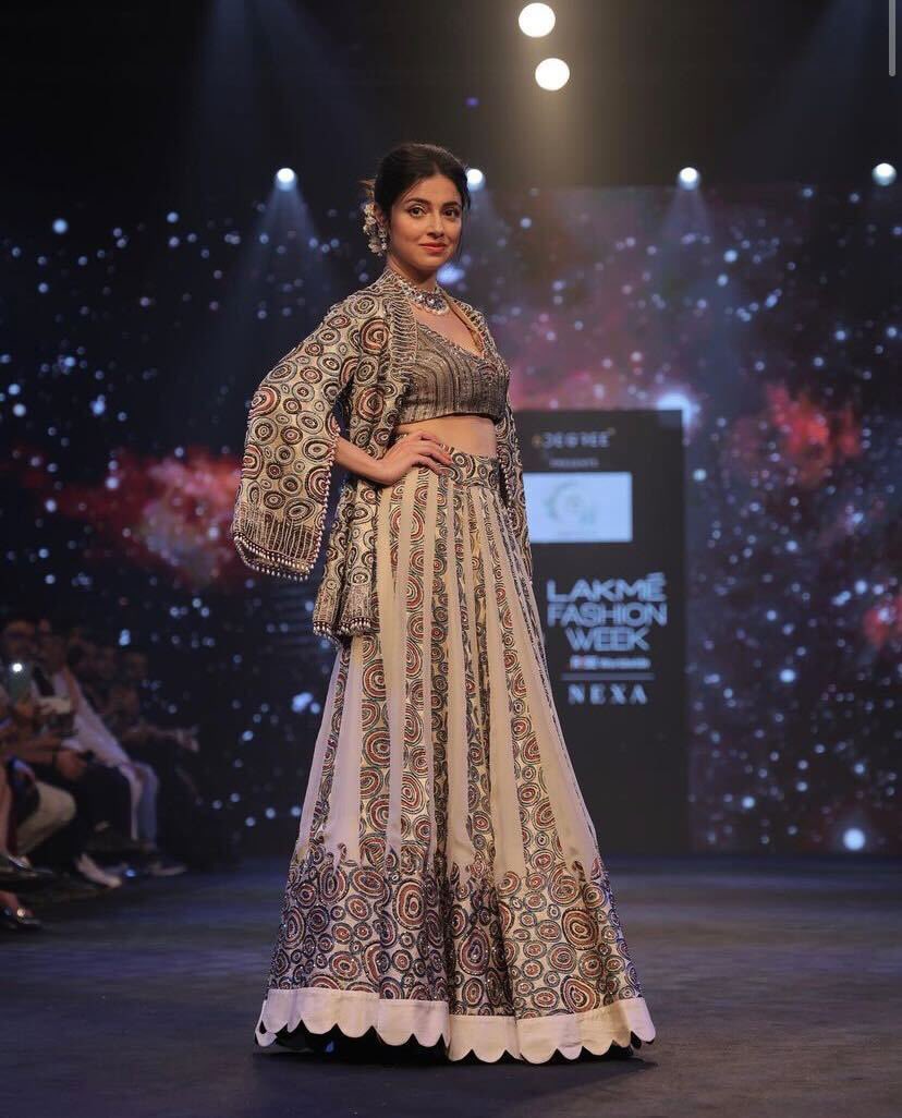 MissMalini's tweet photo. #DivyaKhoslaKumar does perfect justice to this ensemble as she turned showstopper for @6degreeplatform presents #SejalKamdar! ❤️😍
#6Degree #FDCIxLFW #FDCIxLakmeFashionWeek #5DaysOfFashion #Fashion #Style #MMAtFDCIxLFW
@fdciofficial @LakmeFashionWk https://t.co/Br0MU3JhJh