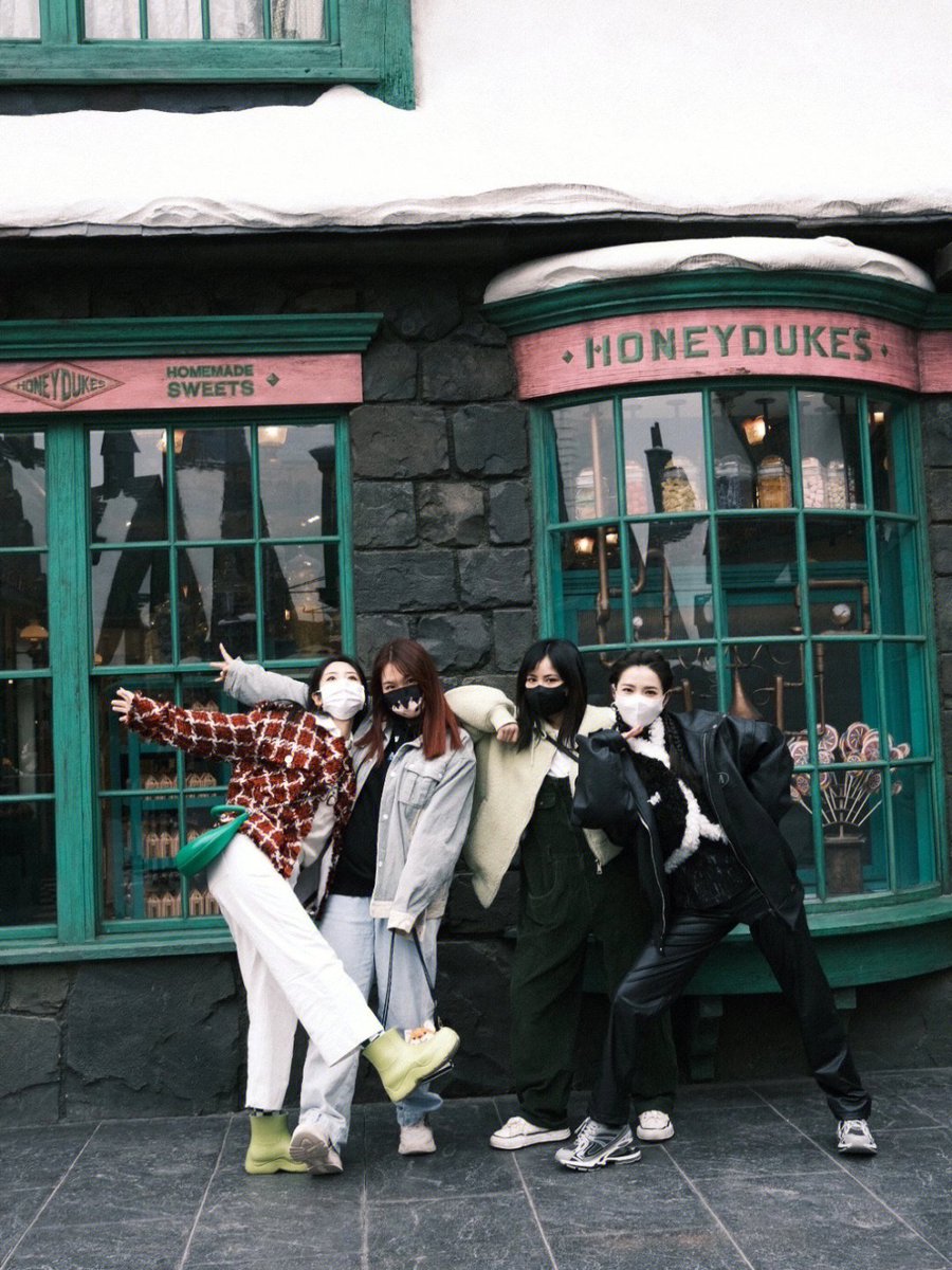 XINGFEl's tweet photo. Red is match perfectly with green, right? Talking about how to take unique photos at Universal Studio, ain't the last picture look good? https://t.co/iHXU1V401r