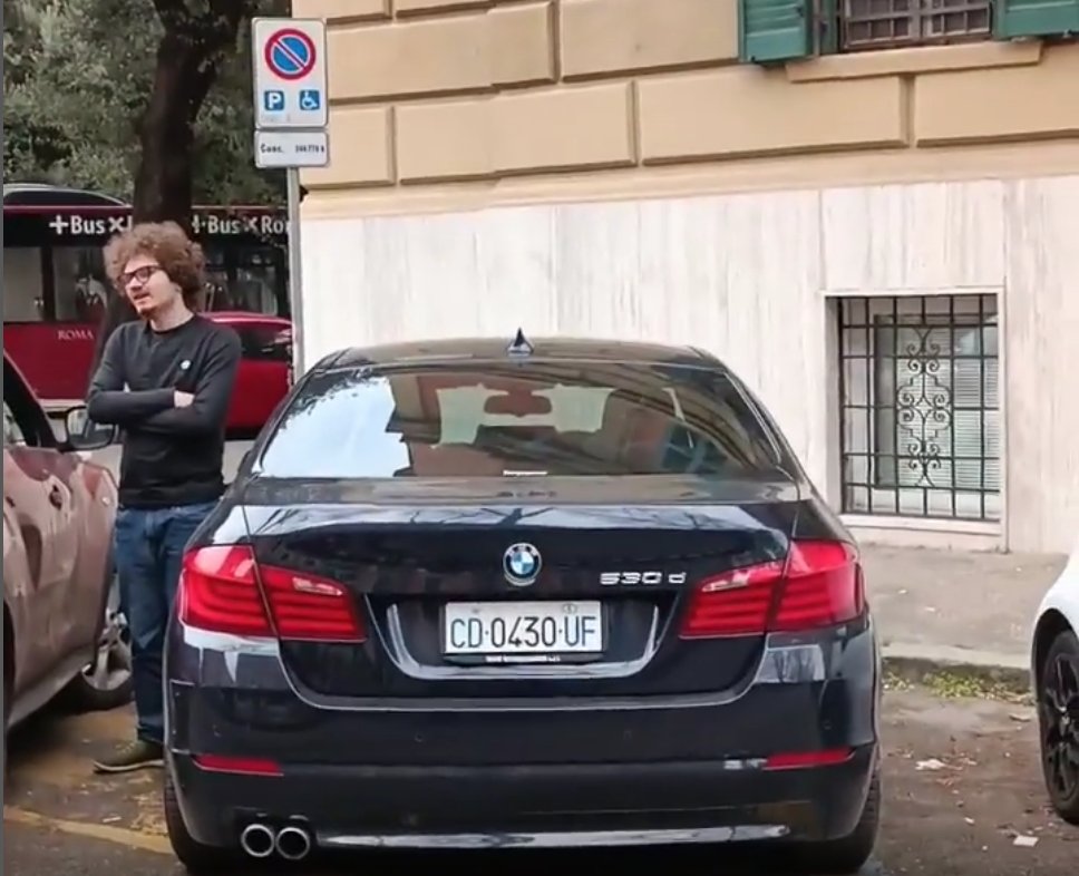 MelogNicoletti's tweet photo. Quando è un'auto targata Corpo Diplomatico a rubare il parcheggio in concessione a un disabile https://t.co/lfoOri01zU https://t.co/hp8n5rZE4z