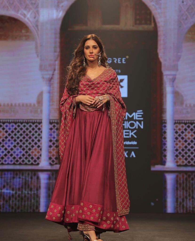 MissMalini's tweet photo. Enchanting all of us in this rich red ensemble, @NargisFakhri looked stunning as the showstopper for @6degreeplatform presents #RomaaAgarwal. ❤️🔥
#6Degree #NargisFakhri #FDCIxLFW #FDCIxLakmeFashionWeek #5DaysOfFashion #Fashion #Style #MMAtFDCIxLFW
@fdciofficial @LakmeFashionWk https://t.co/3oqOgcAZTQ