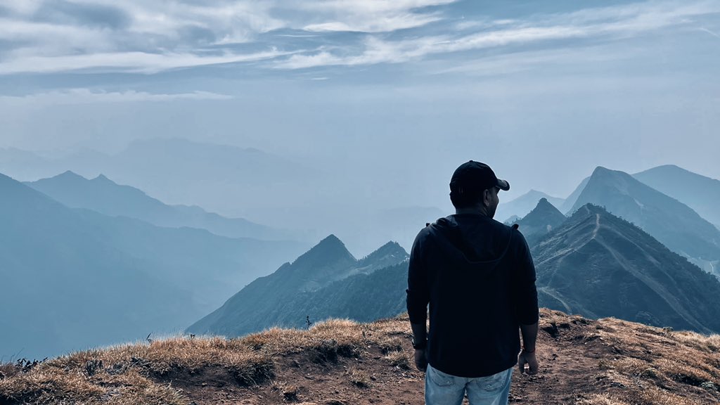 abhineelakandan's tweet photo. “The best view comes after the hardest climb.” - Unknown. #I, #Me, #Myself, #MeeshapuliMala, #SecondHighestPeakInSouthIndia, #ShotOnIphone, #ColoredInLD, #Trekkers, #Wanderlust, #Wanderer.
📸 Anonymous. https://t.co/KPb7nPnyxv