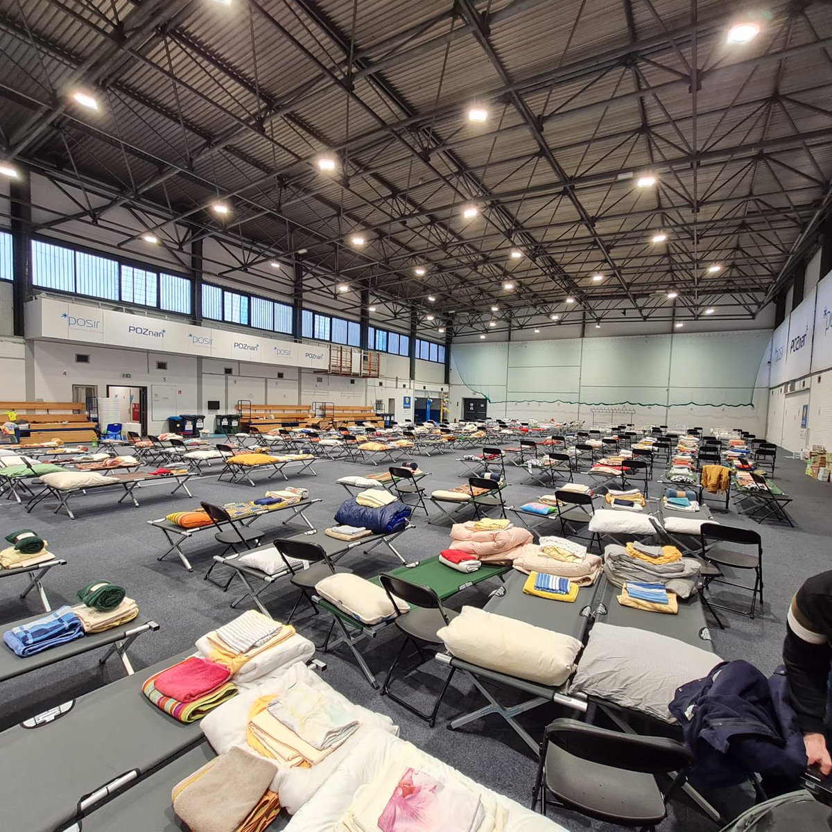 BenoitPayan's tweet photo. 🇺🇦 Marseille solidaire avec les Ukrainiens. 
Notre 7e convoi humanitaire vient d’arriver en Pologne. La mobilisation des Marseillais permettra d’accueillir dignement des centaines de réfugiés ! https://t.co/cTUsTfIpbU