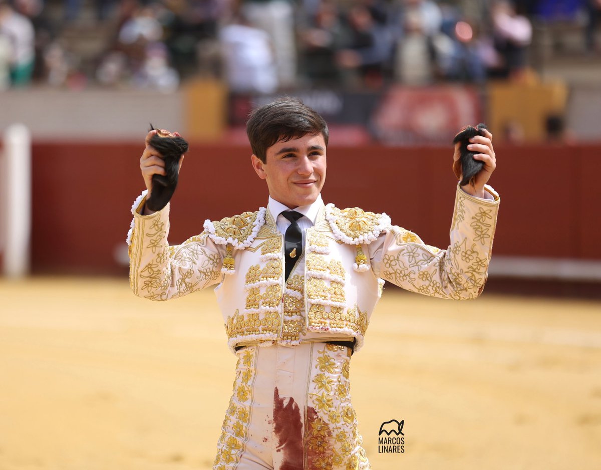 2️⃣🐂 𝗗𝗼𝘀 𝗼𝗿𝗲𝗷𝗮𝘀 para #MarcosLinares del segundo novillo de su lote, perteneciente a la ganadería de Julio de la Puerta. 

🙌🏽 𝗣𝘂𝗲𝗿𝘁𝗮 𝗴𝗿𝗮𝗻𝗱𝗲 en su debut con los del castoreño‼️

#Debut #Moron #Toros #Torero #Tauromaquia