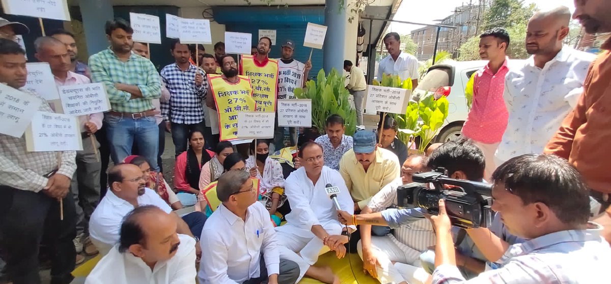 sushmap56069032's tweet photo. माननीय cm साहब obc वर्ग से होकर आप obc कि पीड़ा नहीं समझ रहे
यें रोते बिलखते शिक्षक अपनी लिस्ट जारी कराने आये है इन्हे निराश ना कीजिये दो दिन मैं लिस्ट जारी कीजिए 
@OBCHemantSahu 
@CSS_MP 
@JM_Scindia 
@PMOIndia 
@Indersinghsjp 
@Lakhansinghinc
@ABPNews 
@ChouhanShivraj https://t.co/oMsYqyTXRM