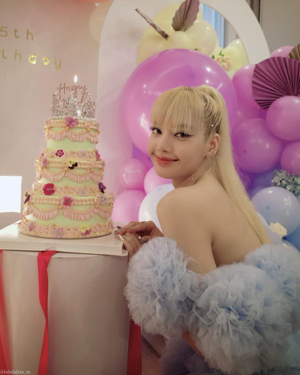lilnichir's tweet photo. Happy birthday unnie 🎉
#lisa #lalisa Happy Birthday Lili Happy Birthday Queen #SuperstarLisaDay #HappyBirthdayLISA Happy 25th #SuperstarLalisaDay #LovingLisaDay # https://t.co/lvYNN5SzGe