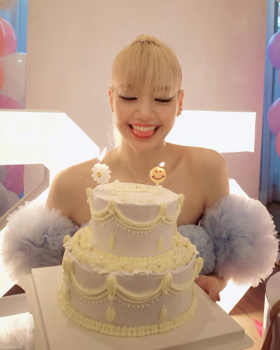 lilnichir's tweet photo. Happy birthday unnie 🎉
#lisa #lalisa Happy Birthday Lili Happy Birthday Queen #SuperstarLisaDay #HappyBirthdayLISA Happy 25th #SuperstarLalisaDay #LovingLisaDay # https://t.co/lvYNN5SzGe