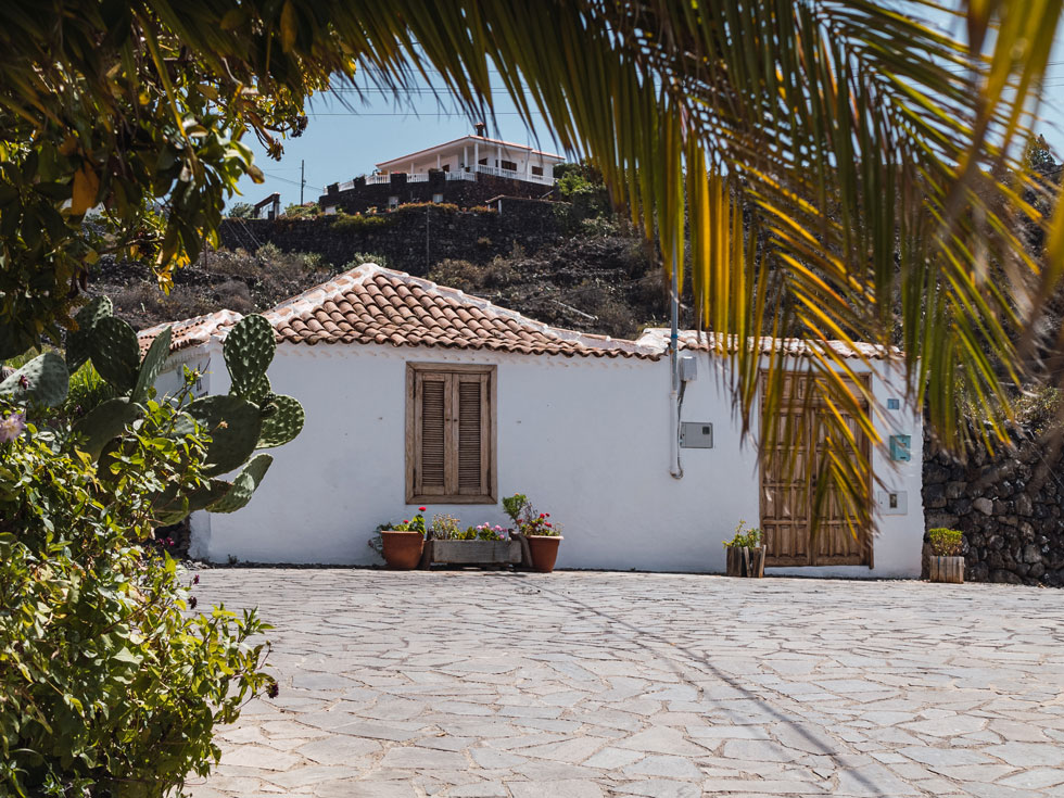 visitguia_isora's tweet photo. Los parajes naturales y la arquitectura isorana se fusionan perfectamente formando #aripe🏠
Un lugar hermoso y lleno de color que te hará conectar con la tradición e historia guanche
#GuiadeIsora #VisitGuiadeIsora #CaracterNatural #domingo https://t.co/lYsfGrNXMw