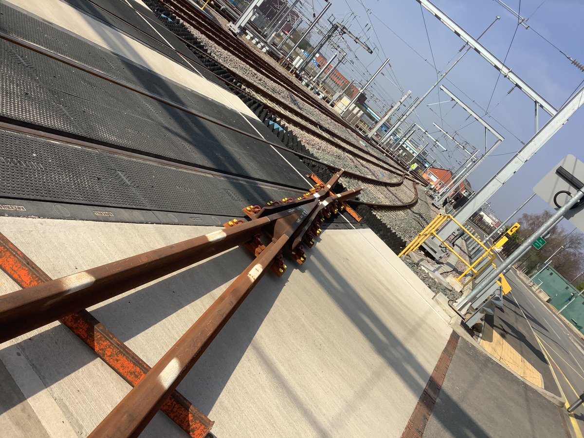 13milepost's tweet photo. Engineering Hours 🚧🦺🔧 Here we have a crossing, crossing a crossing #PermanentWay #TrackTeam 🚧
📞" What are you crossing with ?"
📱" a crossing 😇"
maintaining the #Thameslink Network #MaterialsHandling 👷🏗️ https://t.co/aGpnRflgwo