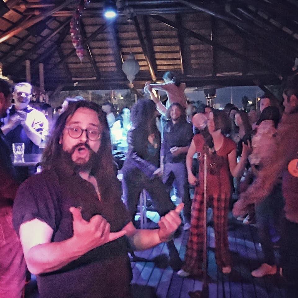 Domingos en Directo en Sunahra Beach Club
¡Así lo pasamos de bien cada vez que vienen!
¿Os apetece una tarde llena de buena musica en directo?
MANIACS hoy domingo 27 de marzo a las 17:30H
Nosotros estaremos en primera fila ¿Y Tú?
Reserva tu mesa servicio restaurante 673 535 005