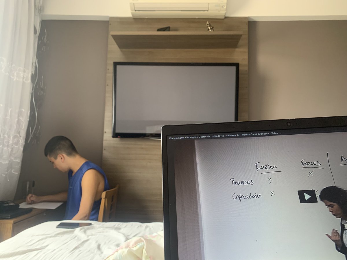LauraSanches's tweet photo. Domingo de manhã! Estudamos juntinhos. Ele no cursinho e eu em nova MBA https://t.co/4PZgiyZldJ