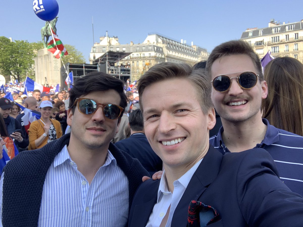 En place. 

#ZemmourTrocadero