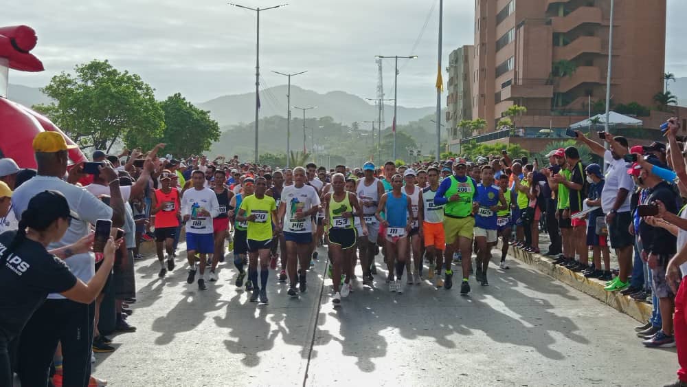 La actividad cuenta con la presencia, participación y apoyo del Alcalde Julio Rodríguez, Iamderber. Iamptuc, Seguridad Ciudadana y l coordinación del club Cerbatana MTB.
#Carúpano10K
#VenezuelaDeLaAlegria
#GobernadorGilbertoPinto
#AlcaldeJulioRodríguez
#Dimci
#YVamosPorMás