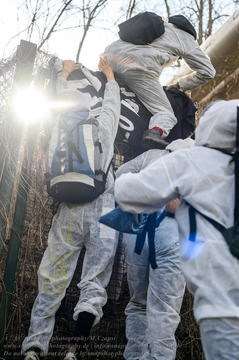 SN_PHOTO_Agency's tweet photo. Activists of "Ende Gelände" #blockade the power plant #ReuterWest in #Berlin at several places. They protest against armament and for #climate protection and against the firing of Russian coal in the power plant. More pictures for media use on our webpage. https://t.co/0O7YcITJZ8