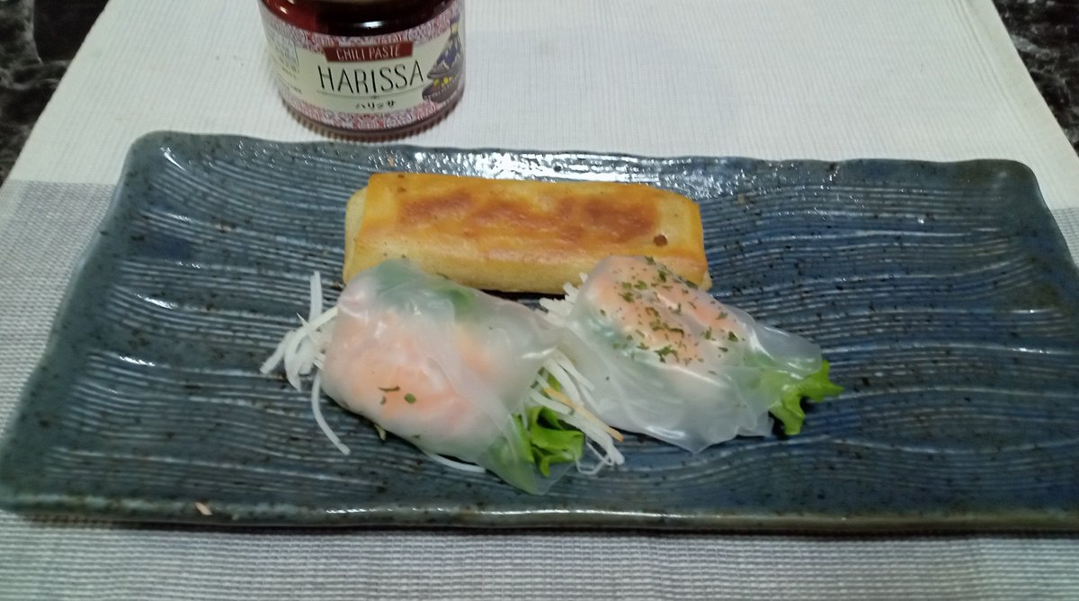 akikomusic's tweet photo. 初ハリッサ。
焼き春巻きと生春巻きで。合うな！。 https://t.co/fcGTKoySwU