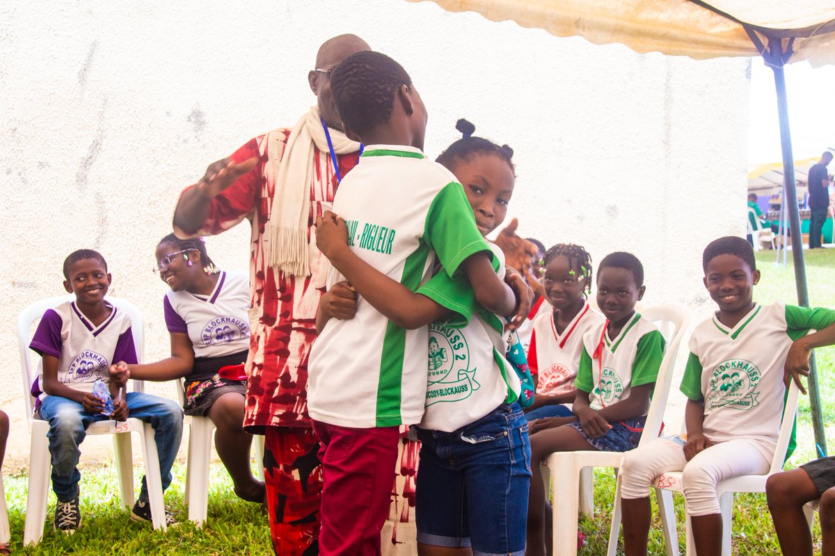 Le Salon Du Livre De Cocody  📖
Un atelier de conte pour renouer avec nos racines. Avec Phroto, entre humour et bon sens, les tout-petits ont été entraînés du réel à l’imaginaire. Un beau voyage avec pour maîtres-mots : la paix, le pardon, la tolérance et la réconciliation.