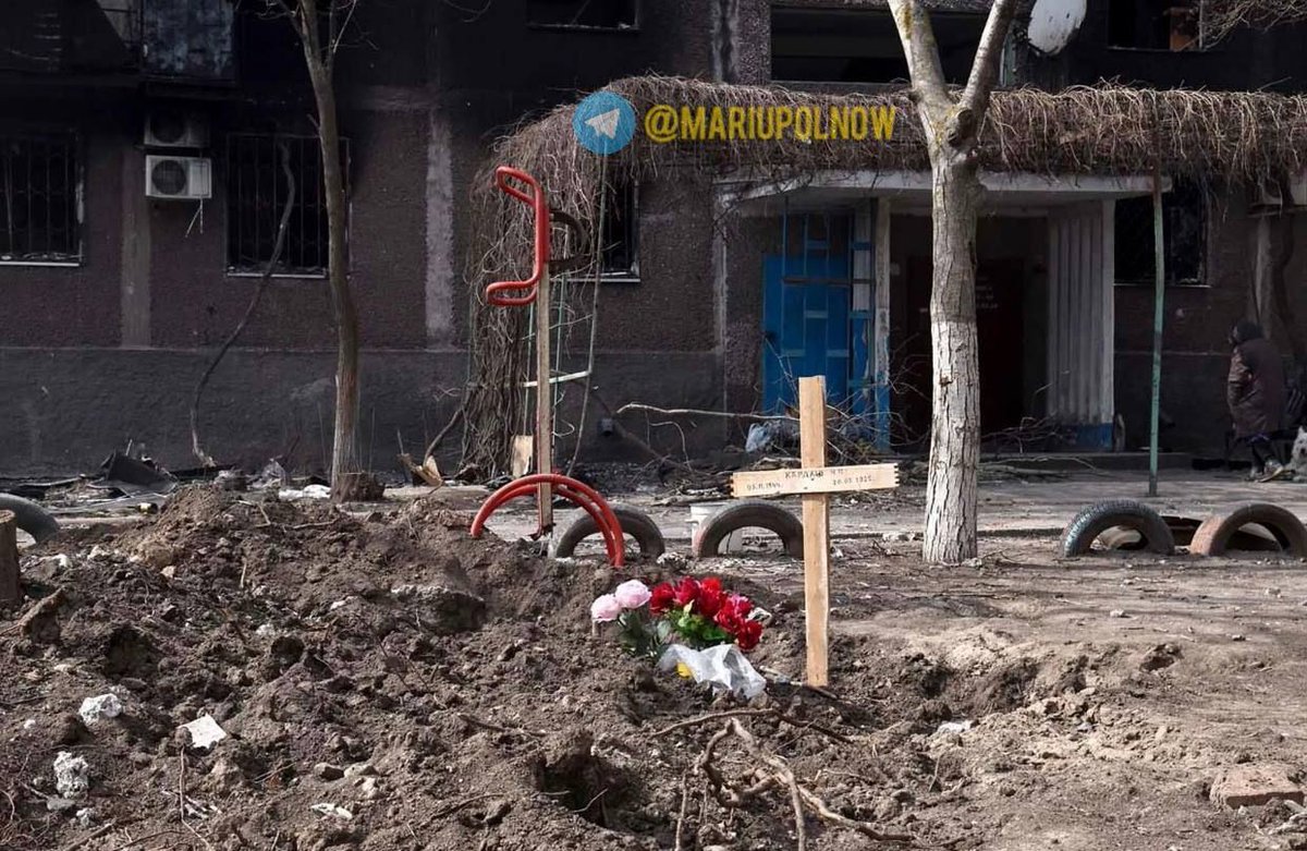 nexta_tv's tweet photo. The streets of #Mariupol turned into a cemetery

Because of the incessant bombing of the city, people simply cannot bury their relatives in cemeteries. Many dead bodies are still buried under the rubble of destroyed buildings. https://t.co/0LH8UF8KWR
