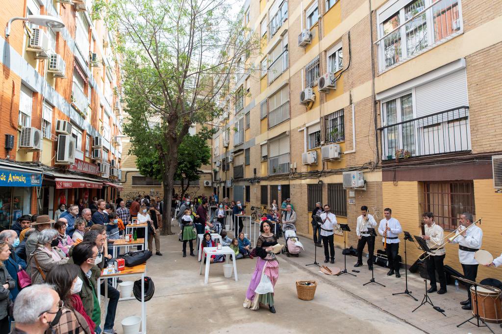 FemasSevilla's tweet photo. Gran ambiente en el FeMÀS en las calles de hoy en Triana con Ministriles Hispalensis. https://t.co/LWCn73BNPf