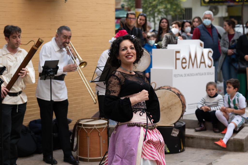 FemasSevilla's tweet photo. Gran ambiente en el FeMÀS en las calles de hoy en Triana con Ministriles Hispalensis. https://t.co/LWCn73BNPf