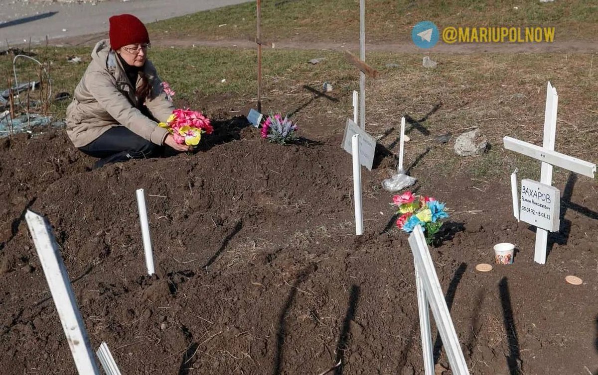 nexta_tv's tweet photo. The streets of #Mariupol turned into a cemetery

Because of the incessant bombing of the city, people simply cannot bury their relatives in cemeteries. Many dead bodies are still buried under the rubble of destroyed buildings. https://t.co/0LH8UF8KWR