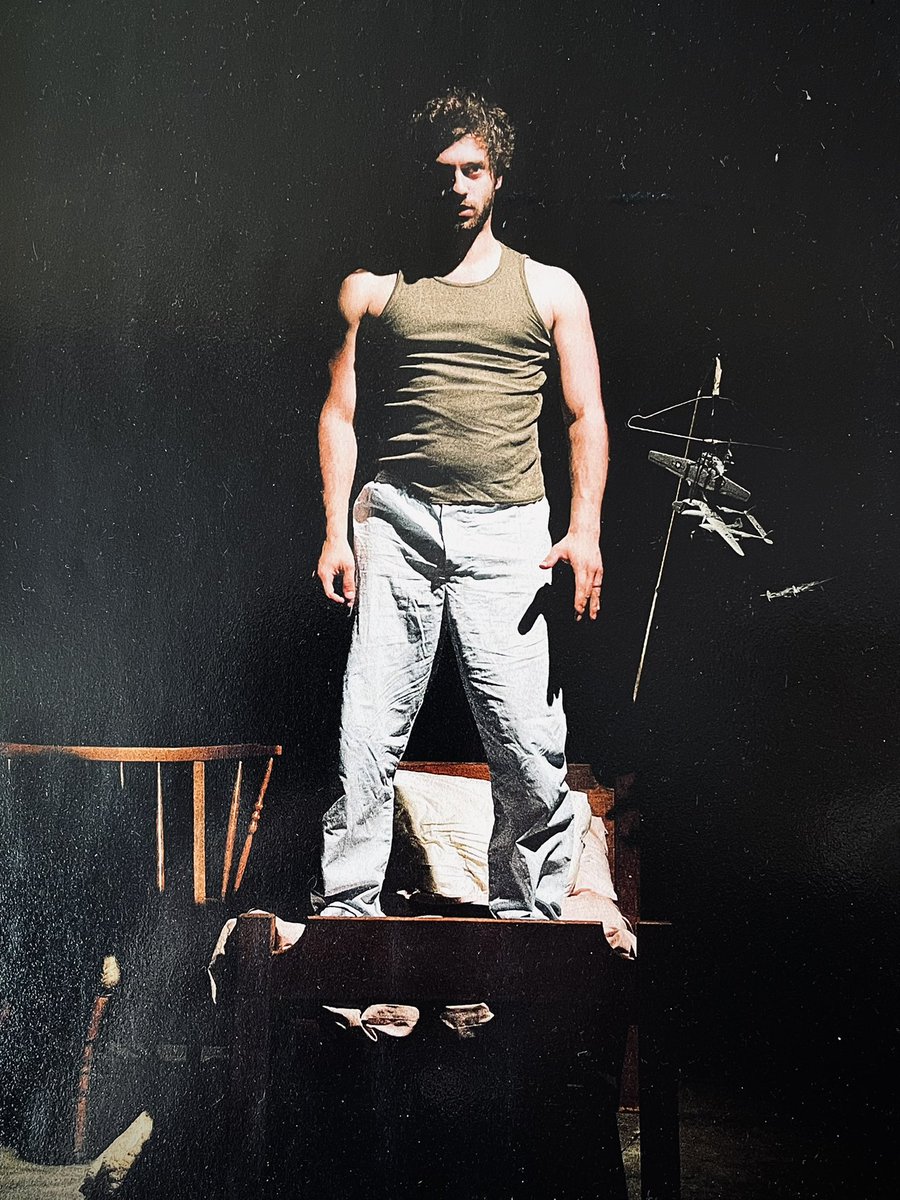 Görmeyi öğrenmektir tiyatro. 
Kendini bilmeyi. 

Ve en başta insan olduğunu,
İnsandan ibaret olduğunu kabul etmeyi. 

#DünyaTiyatrolarGünü