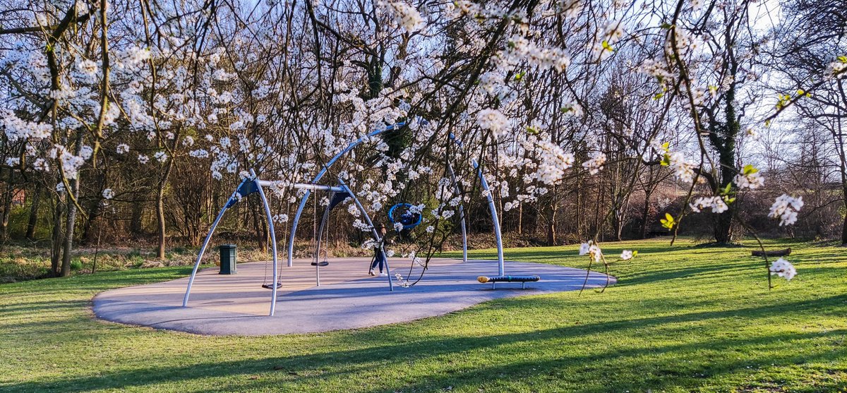 EmilieMontreal's tweet photo. 𝐂 𝐡 𝐚 𝐫 𝐦𝐞 -en-Famenne | 𝐌 𝐚 𝐫 𝐜 𝐡 𝐞 -en-Famenne
Au printemps 🌸, flânez le nez en l'air et les yeux grands ouverts 👀et partez à la découverte de cette cité de caractère.
#visitmarche #walloniecherie 🥰 
#visitwallonia #famenne 🇧🇪 https://t.co/vgeTkvsdu0