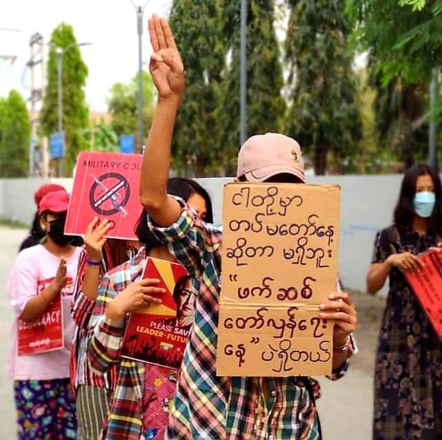 khinohmar's tweet photo. This banner of young protester says there's no such day as Armed Forces Day, but the Anti-Fascist Revolution Day as was originated against fascist Japanese army. One of the many lies #Myanmar military uses to brainwash the ppl to hang on to power for decades. https://t.co/KlDepR9Inh