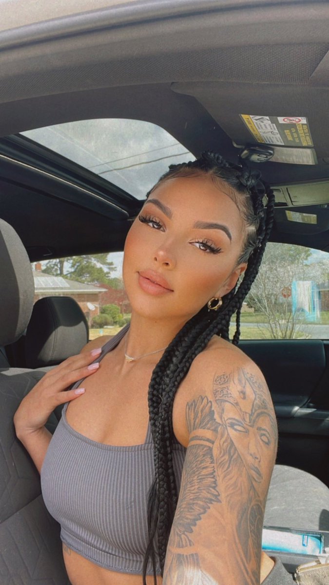 cydneyjay's tweet photo. just here to post all my car selfies lol https://t.co/rG3m8PiTT1